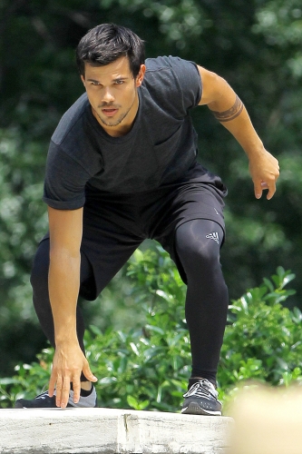 Taylor Lautner фото со съемок