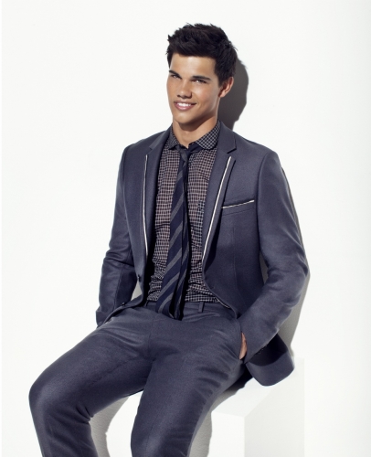 Тейлор Лотнер в костюме