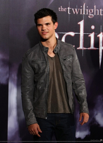 Тейлор Лотнер на премьере Сумерек