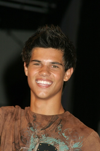 Широкая улыбка Тейлора Лотнера