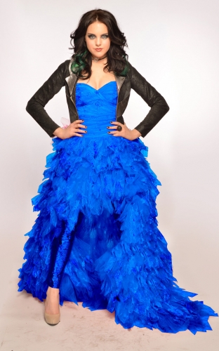 Элизабет Гиллис в оригинальном наряде