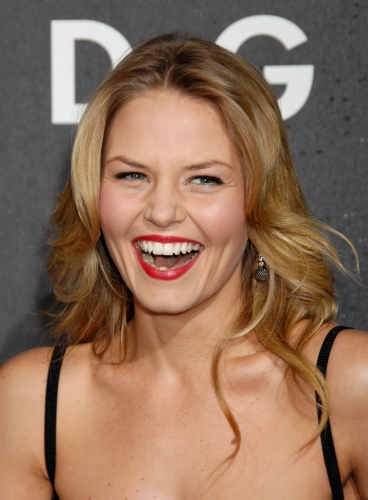 Дженнифер Моррисон смеется