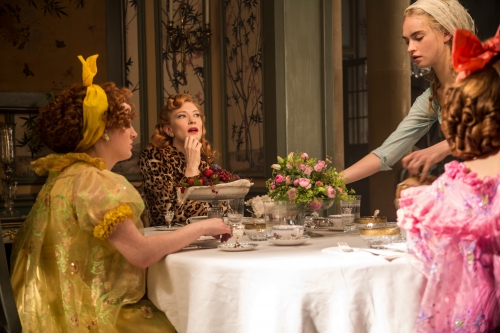 Золушка в подчинении мачехи и сестер