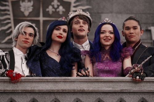 Наследники 3 - Карлос, Иви, Бен, Мел и Джей на балконе