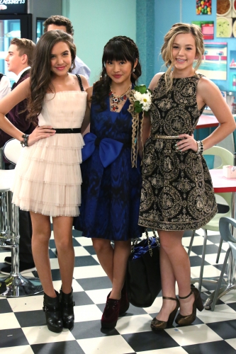 Белла, Пэппер и Софи в нарядных платьях