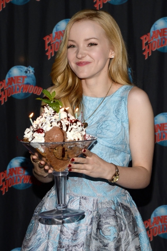 Дав Камерон и торт мороженое