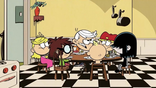 Шумный дом, семейный обед