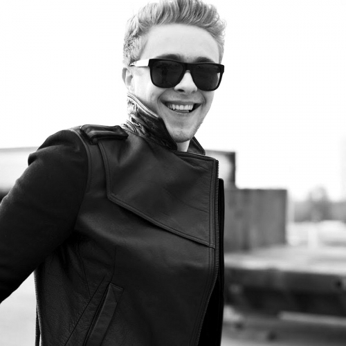 Егор Крид улыбается