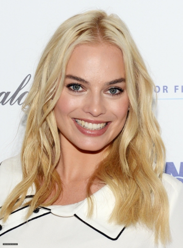 Марго Робби улыбается