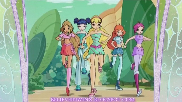 Жалаңаш қыз стриптиз ойнап жатыр.