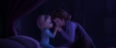Королева Идуна целует маленькую Эльзу