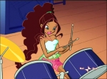 Лейла играет на барабанах