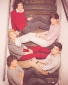 One Direction на лестнице