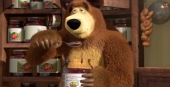 Медведь ест варенье