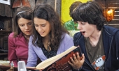 Миа читает книгу