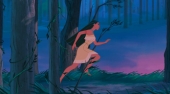 Покахонтас бежит через лес