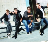 Big Time Rush  в прыжке