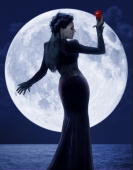 Злая Королева с яблоком на фоне Луны