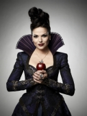Злая Королева с красным яблоком
