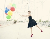 Виктория Джастис с воздушными шариками