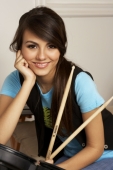 Виктория Джастис с барабанными палочками