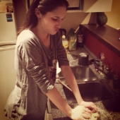 Лодовика Комельо готовит еду