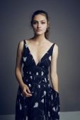 Phoebe Tonkin в летнем платье