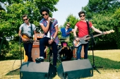 The Vamps поют