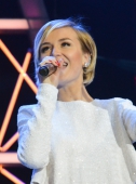 Полина Гагарина поет