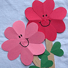 Поделки: Цветочек с листиками в форме сердечек