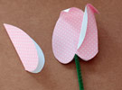 Поделки: цветок из лепестков сердечек