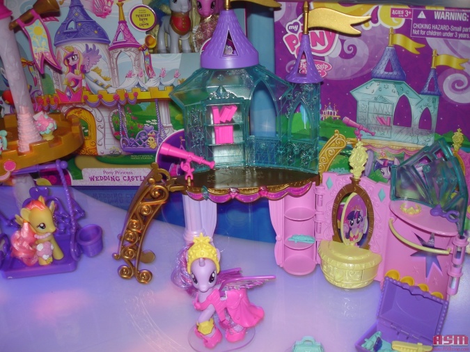 Фотографии с выставки игрушек 2013 года, стенд Hasbro Дружба это Чудо