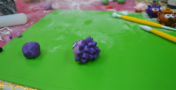 Видео урок: лепим смешарика Ежа из пластилина
