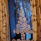 Поделки: Ёлочка на окне из снежинок