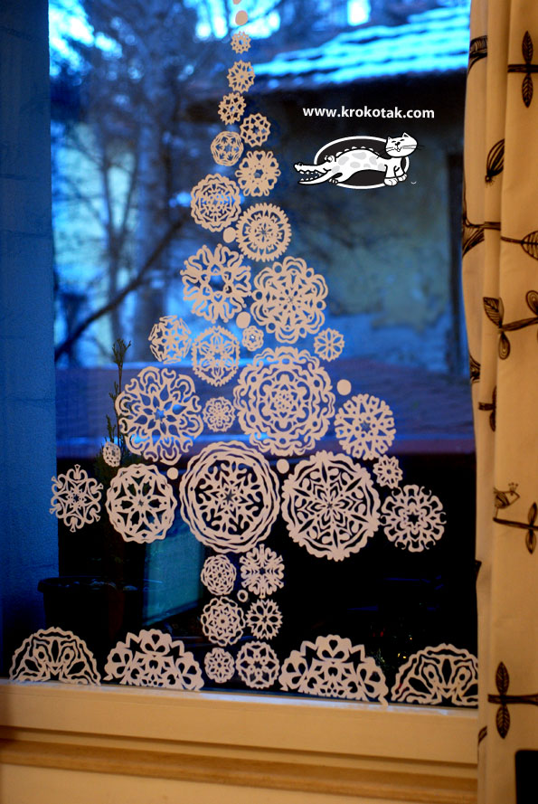 Поделки: Ёлочка на окне из снежинок