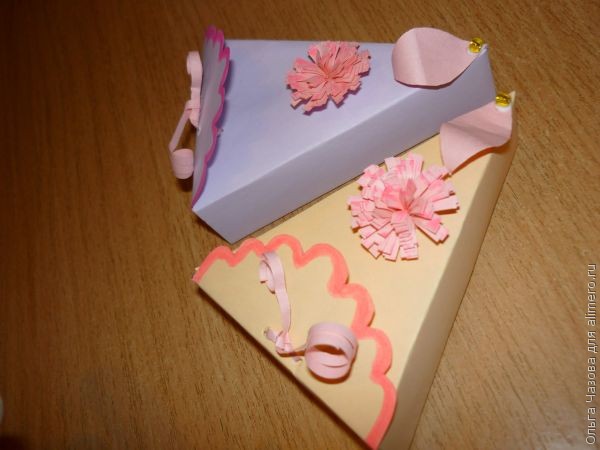 Оригинальная упаковка для маленьких конфет и подарков в виде торта