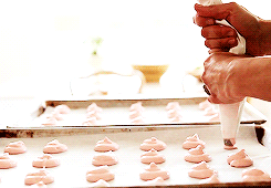 Процесс создания печенья макарунс (макаронс) в гифках