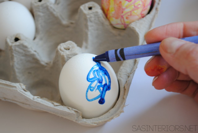 Поделки на Пасху: Красим яйца восковыми мелками