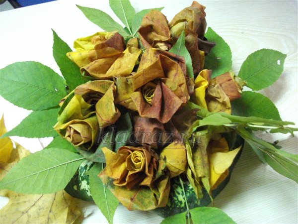 Осенние поделки: Розы из кленовых листочков