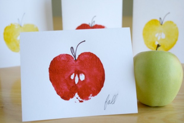 Идея для осенней открытки: штамп в виде яблока
