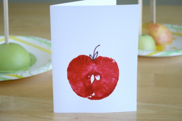 Идея для осенней открытки: штамп в виде яблока