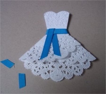 Поделки: Ажурное платье из салфетки для открытки