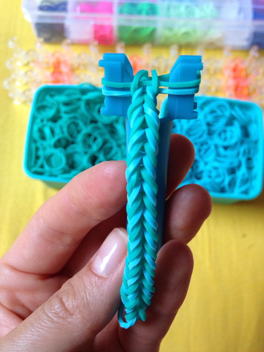Плетение браслетов из резинок на пальцах без станка