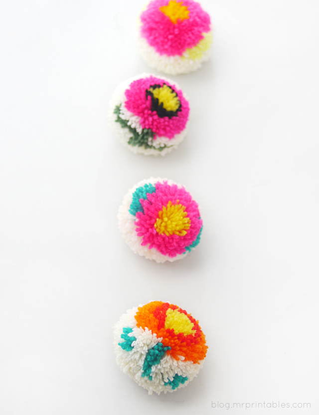 Поделки: Круглые помпоны с узором из цветов своими руками