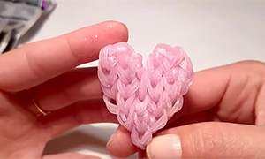Поделки: Объемное сердечко из резиночек на вилках (без станка)