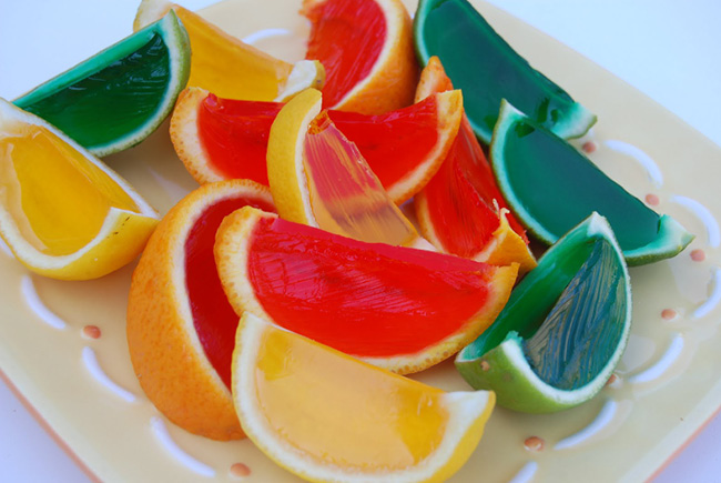Вкусная поделка: Цветное желе в виде долек фруктов