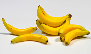 Кукольная миниатюра: Как сделать банан из полимерной глины