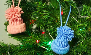 Новогодние поделки: Миниатюрная шапочка из ниток (в качестве елочной игрушки)