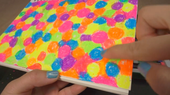 Супер поделка: Как сделать волшебный блокнот с разноцветной подложкой