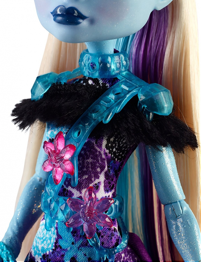 Промо фото новой праздничной куклы Эбби Боминэйбл